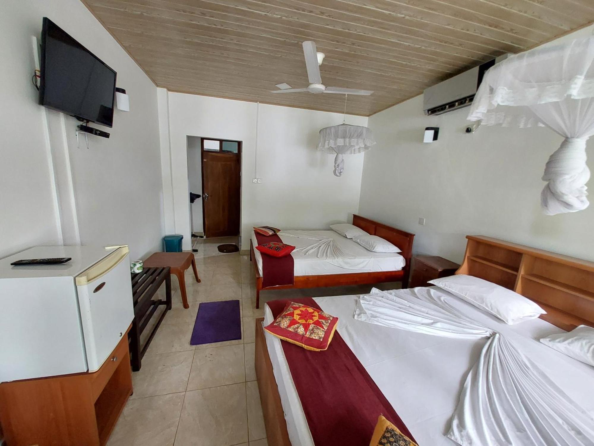 Lake Wave Hotel アヌラーダプラ エクステリア 写真